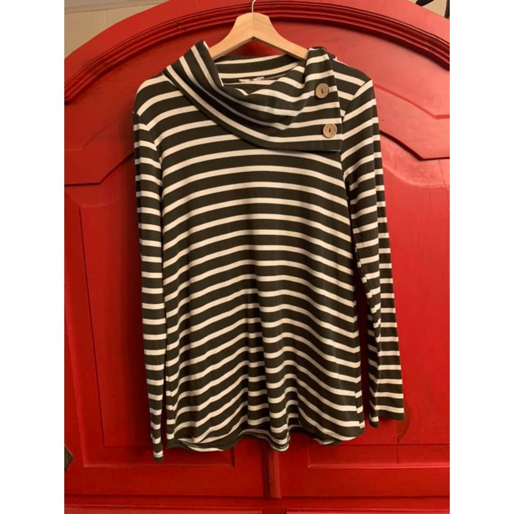 Betsey's Boutique Size Medium Green & Cream Mock Cowl Neck Shirt Not a Spot EUC